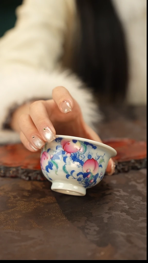 青花手绘斗彩桃子主人杯
