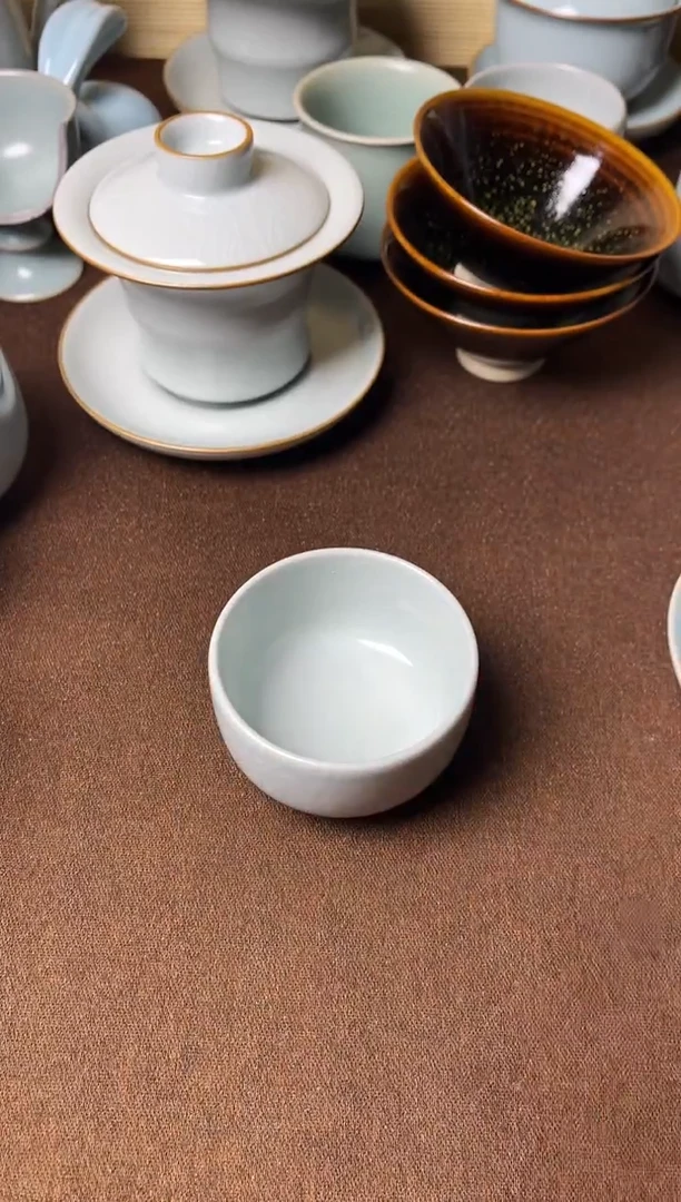 特价清仓-微微瑕云雾月白釉纯手工竖口罗汉杯