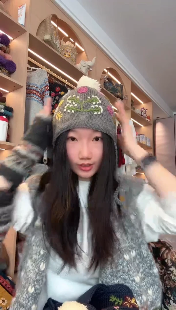 羊毛美利奴浅灰色刺绣护耳