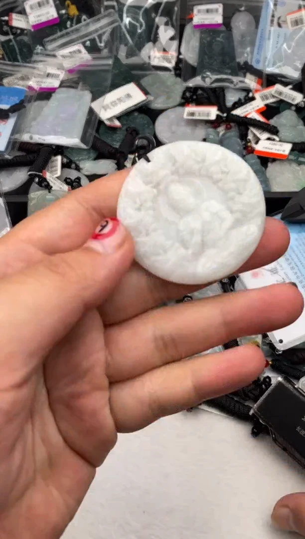 翡翠未镶嵌颈饰多样性发其一
