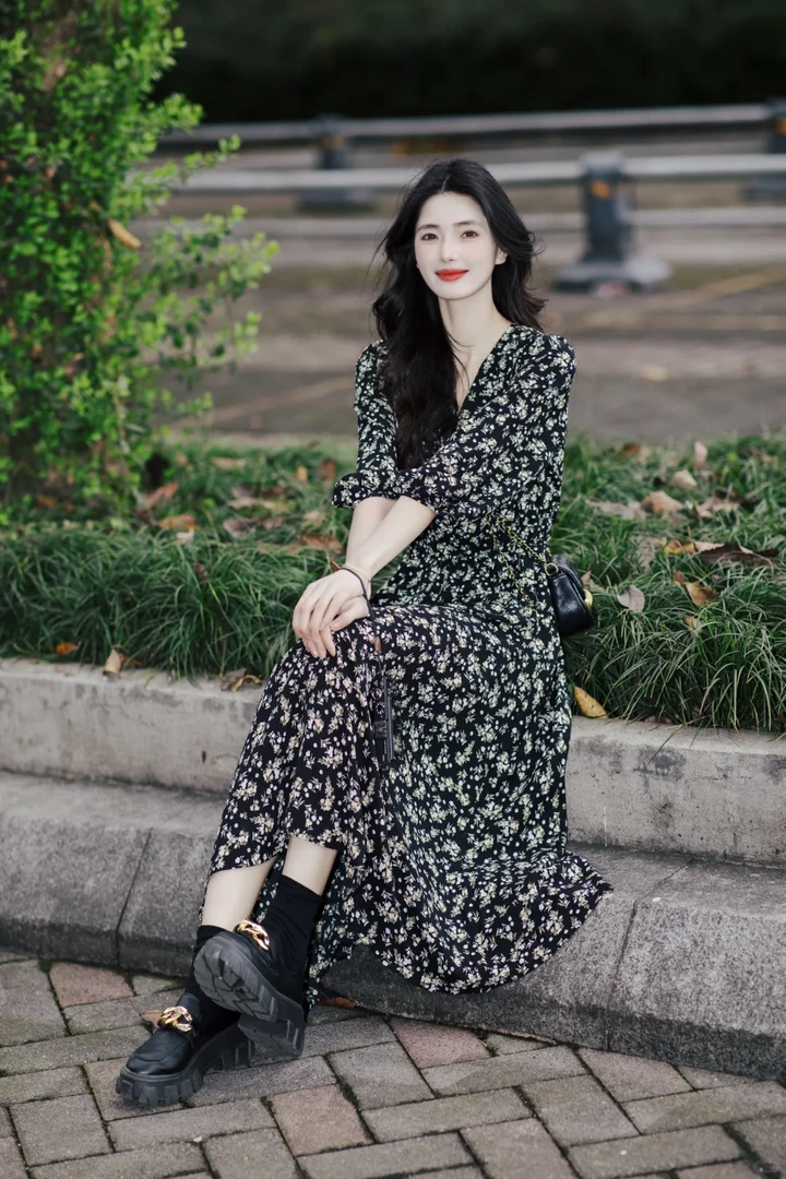 黑色碎花连衣裙女夏季2025新款收腰显瘦气质印花灯笼袖V领长裙子