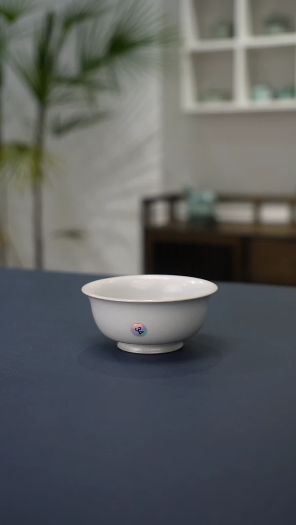 34号月白釉小宫杯微瑕开片炸福利 洁