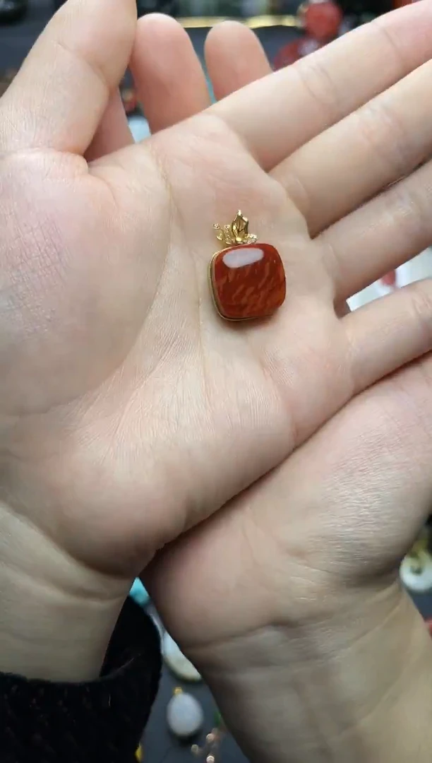 18K金镶嵌颈饰南红玛瑙方糖06