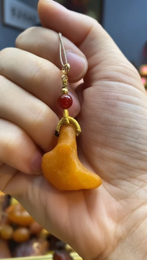 未镶嵌颈饰琥珀吊坠