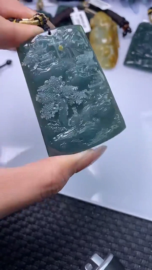 颈饰未镶嵌翡翠