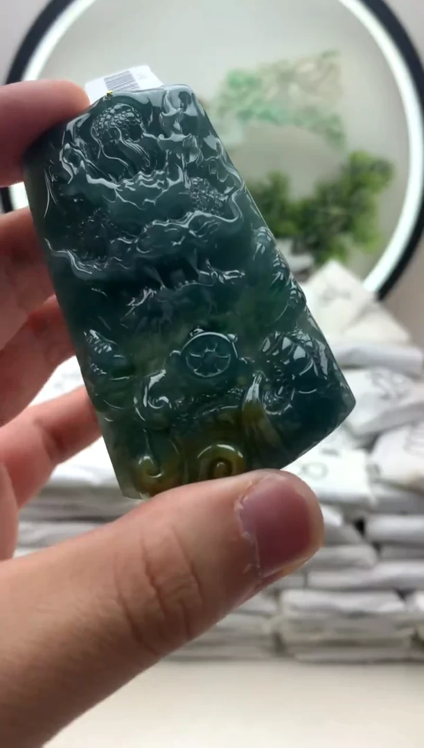 颈饰未镶嵌翡翠龙牌