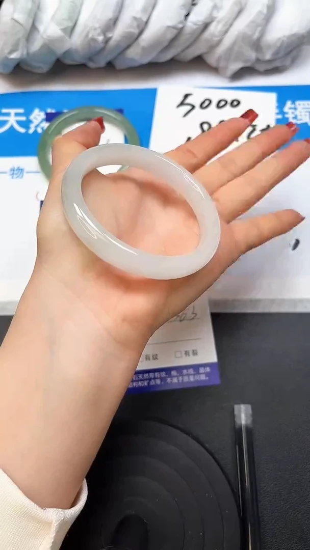 【闪购商品】石英质玉手镯合金52