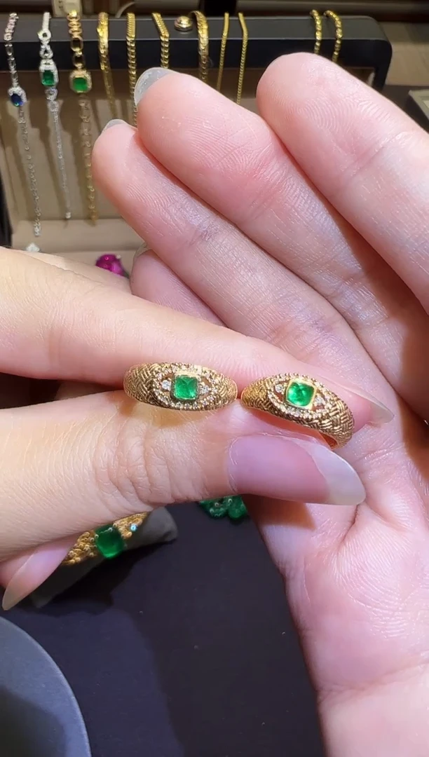 18K金镶嵌耳饰祖母绿0.27ct