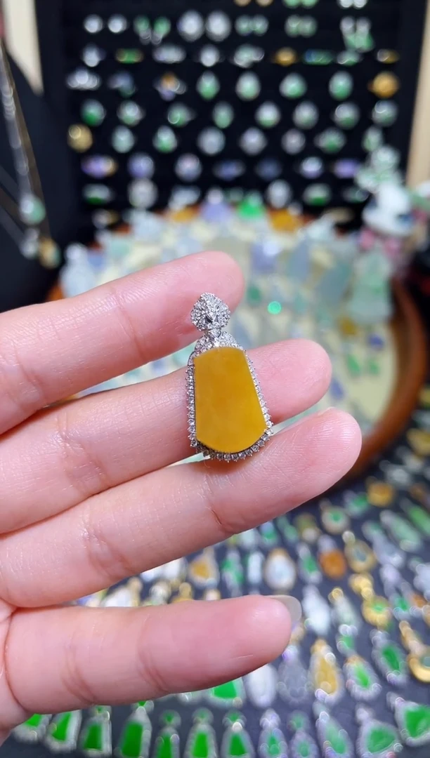 颈饰18K金镶嵌翡翠高冰黄翡无事牌吊坠