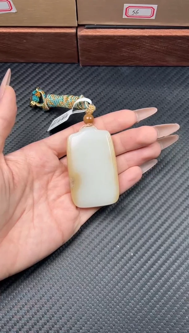 吊坠(赠链)未镶嵌和田玉且末金山微色差吊坠