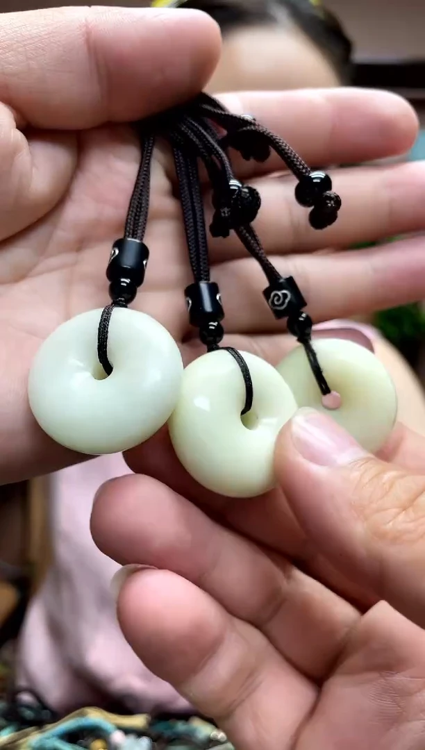 岫玉未镶嵌吊坠多样性发货发其中之一