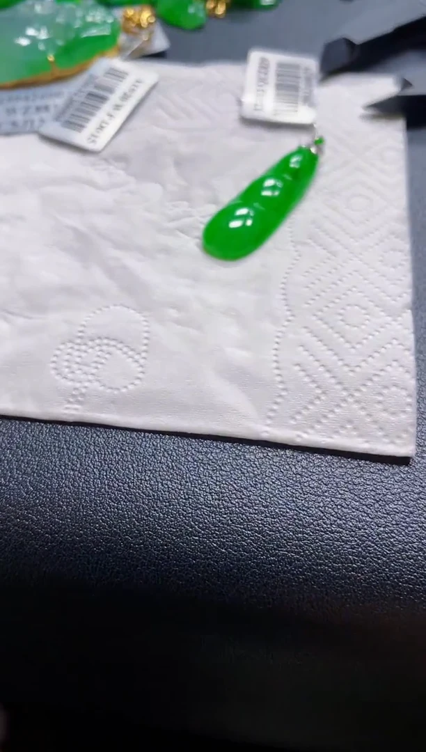翡翠18K金镶嵌颈饰豆