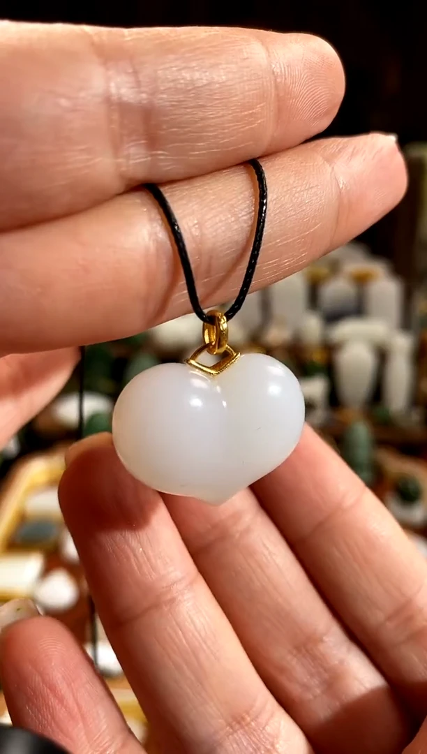 和田玉18K金镶嵌吊坠(赠链).