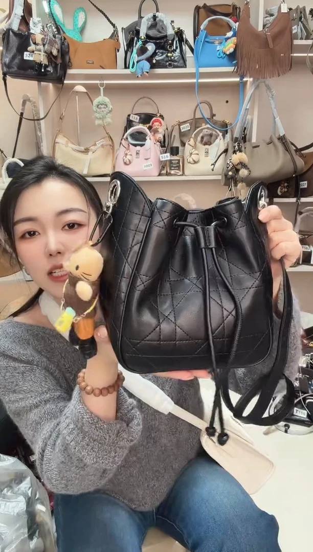 真皮黑色菱格水桶