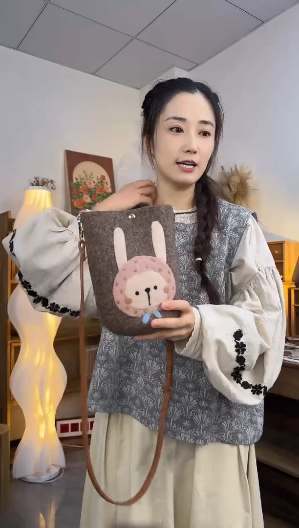羊毛非遗纯手工包  手机包兔子