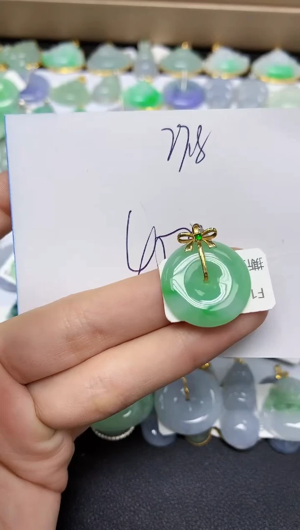 翡翠18K金镶嵌颈饰 天然翡翠A货