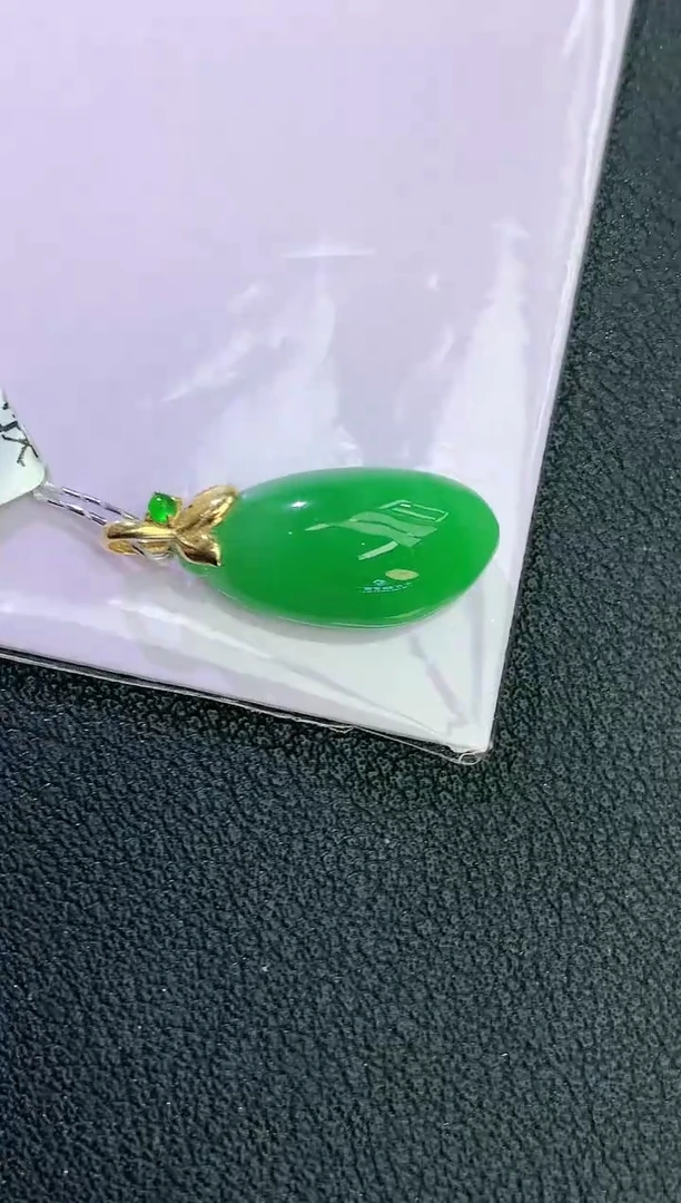 颈饰18K金镶嵌翡翠赠礼盒证书 麦麦