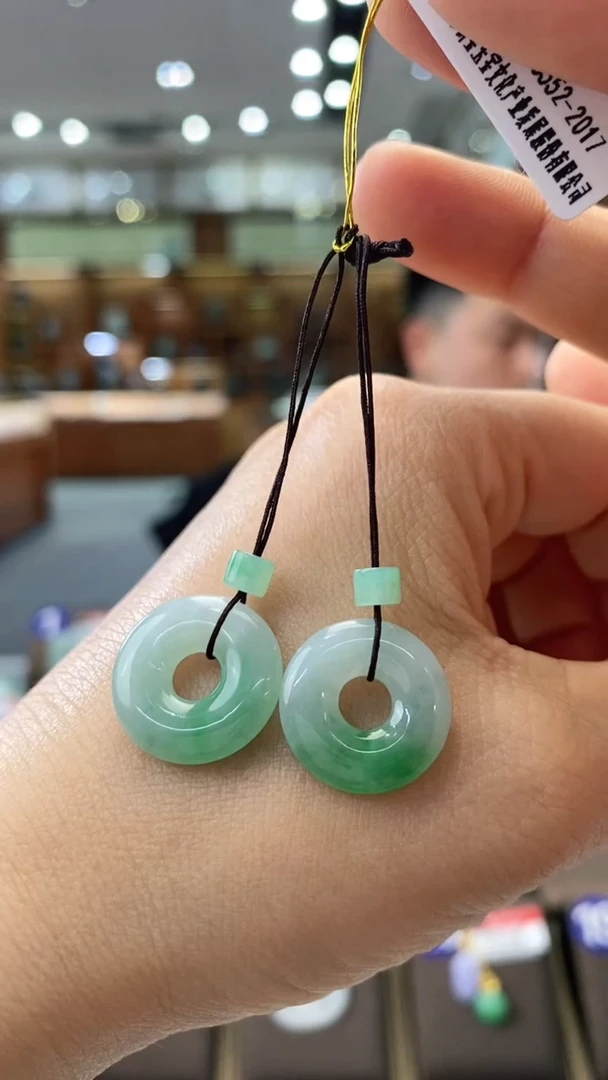 【闪购商品】翡翠颈饰未镶嵌甜甜圈一对