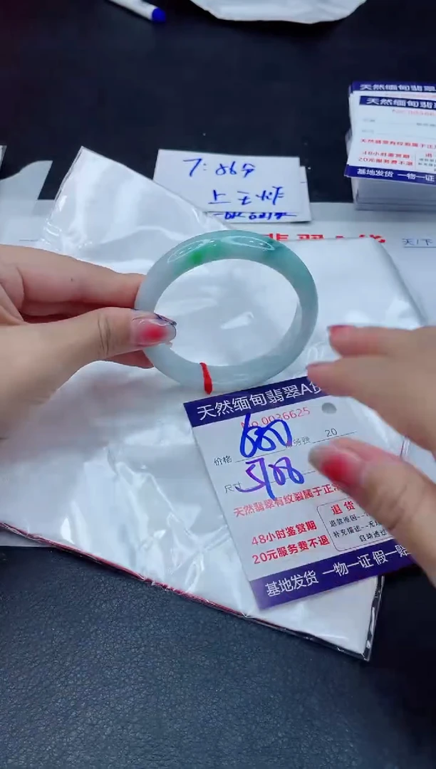 翡翠手镯未镶嵌680.00000