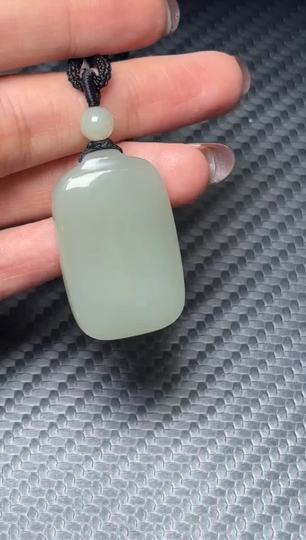 吊坠(赠链)未镶嵌和田玉且末近矿微色差吊坠m