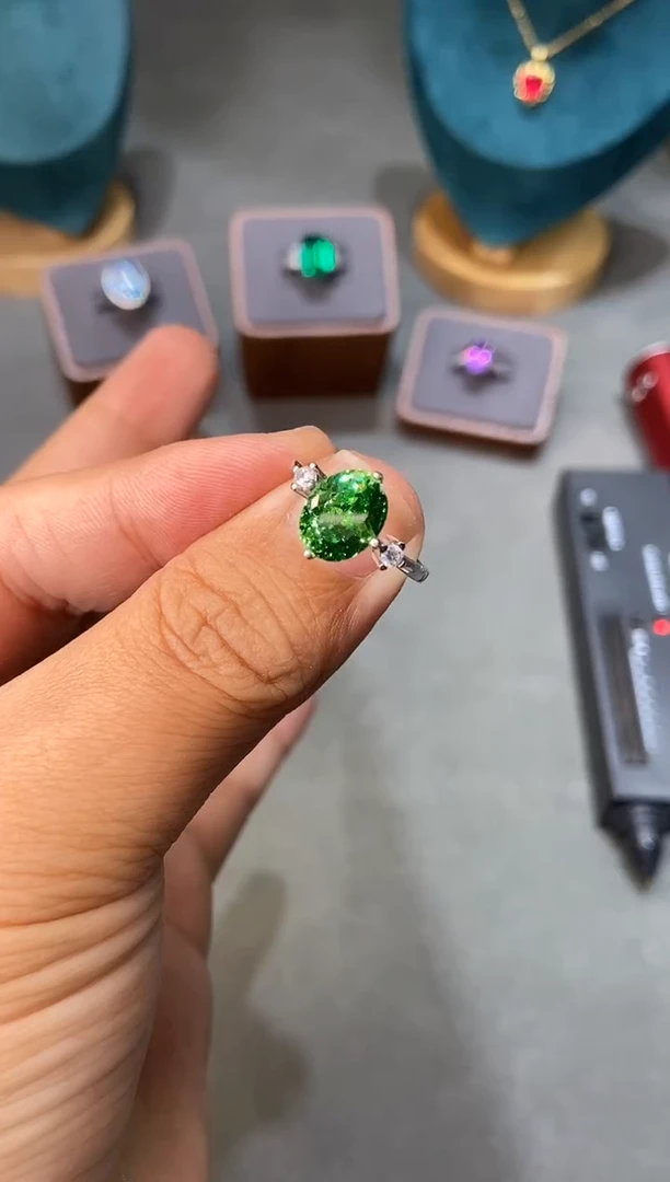 银S925镶嵌戒指石榴石（沙弗莱）....