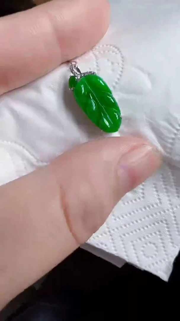 颈饰18K金镶嵌翡翠叶子
