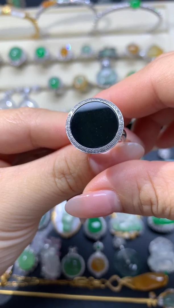 翡翠18K金镶嵌颈饰戒指