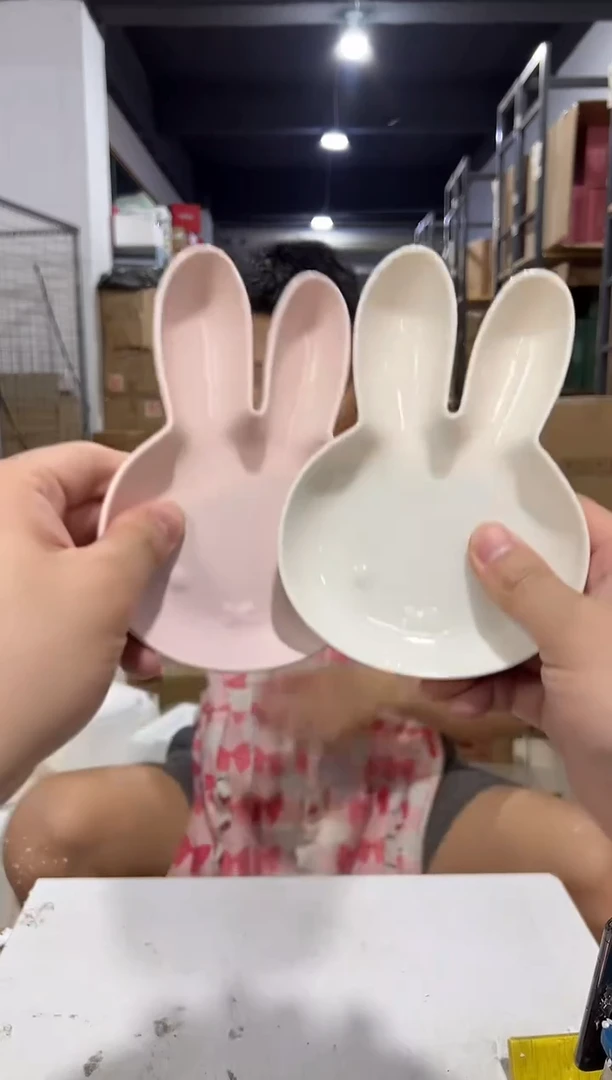 瓷片白色加粉色米菲兔小碟子
