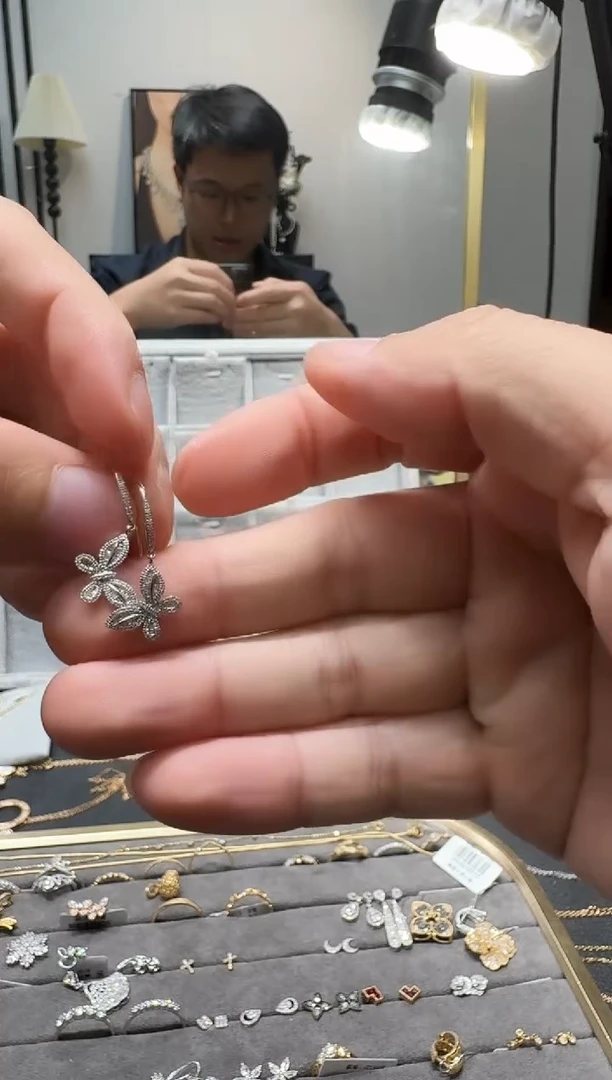 18K金镶嵌耳钩钻石蝴蝶耳钩