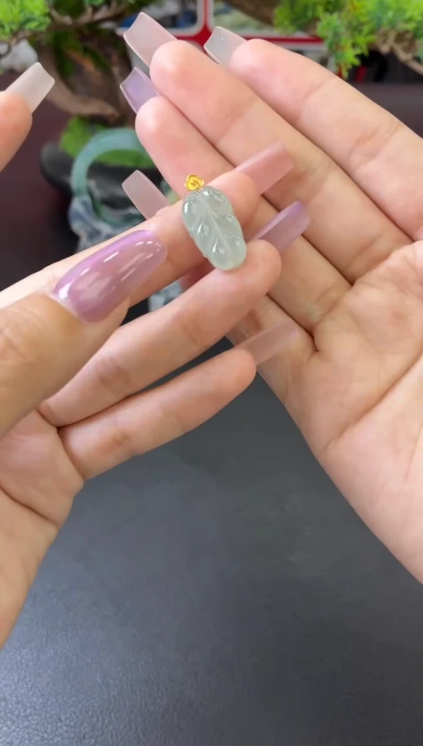吊坠(不含链)18K金镶嵌翡翠吊坠（配皮绳！）