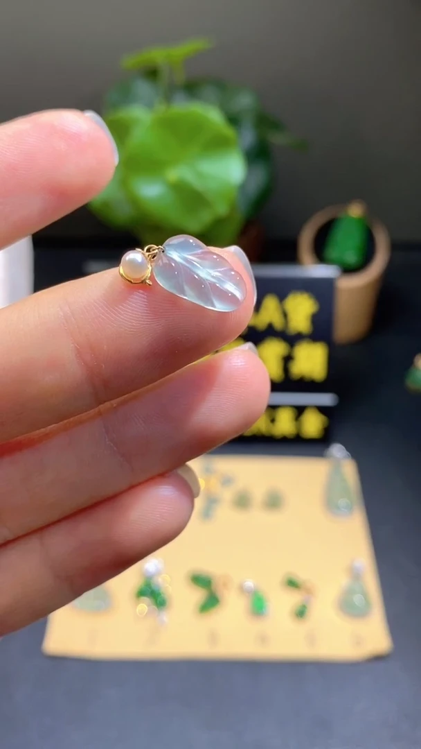 颈饰18K金镶嵌翡翠翡翠A货