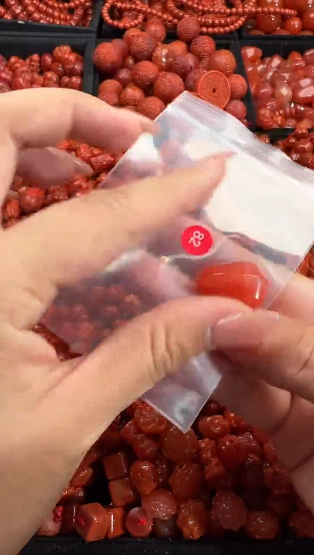 南红玛瑙未镶嵌颈饰1