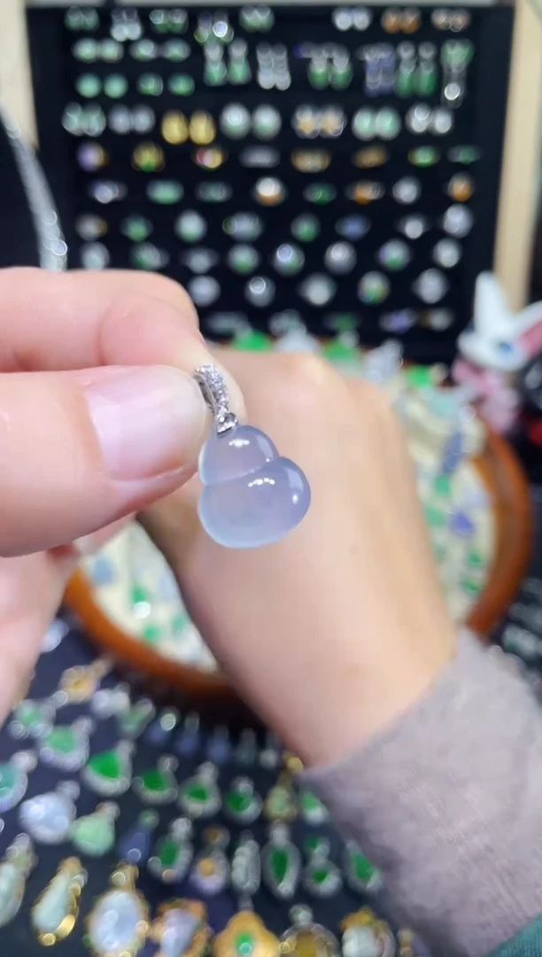 颈饰18K金镶嵌翡翠高冰胶葫芦吊坠