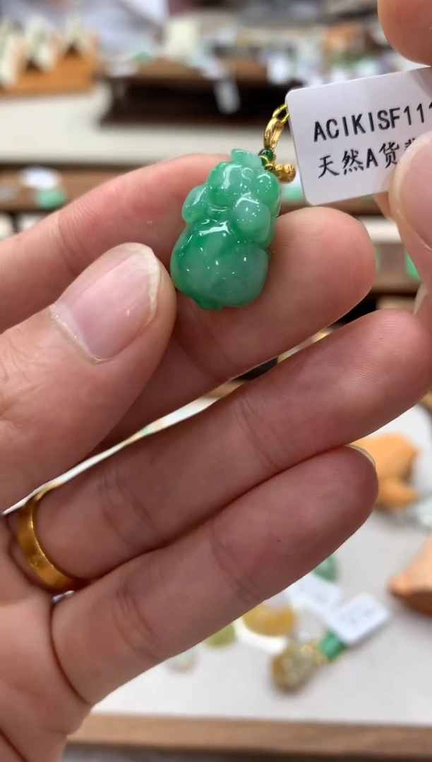 翡翠18K金镶嵌吊坠(不含链)猪猪