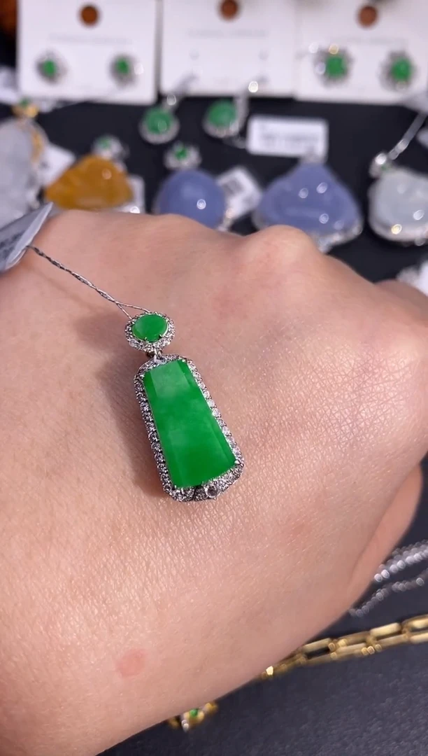 【闪购商品】翡翠颈饰18K金镶嵌吊坠