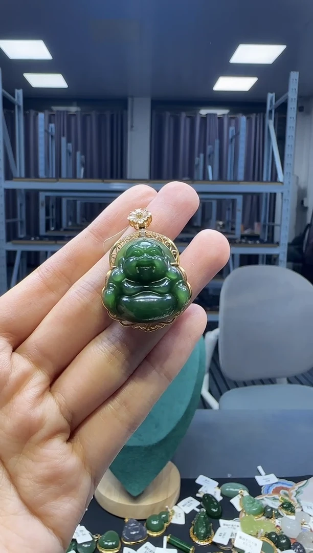 18K金镶嵌和田玉挂件1