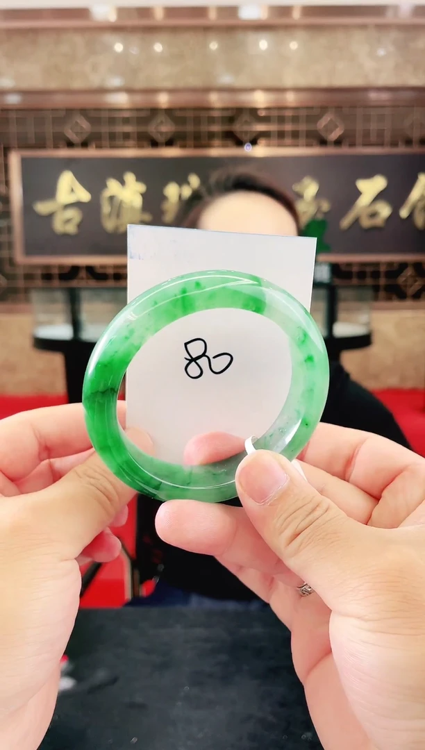 未镶嵌手镯石英质玉（非洲翠）微瑕一经发货运费不退介意勿拍