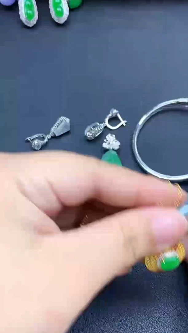 未镶嵌手镯翡翠V****呀1111-春日珠宝