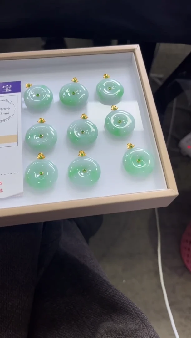 颈饰18K金镶嵌翡翠V442 /多样性发一件/配绳子