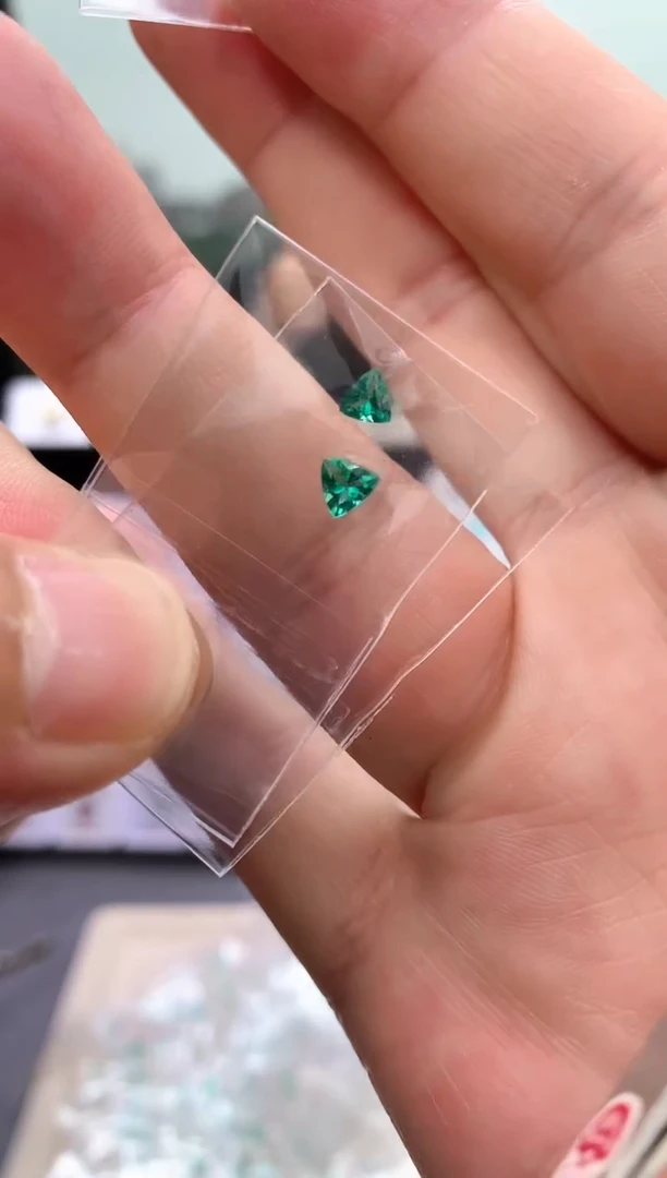 裸石未镶嵌祖母绿一对2粒  60