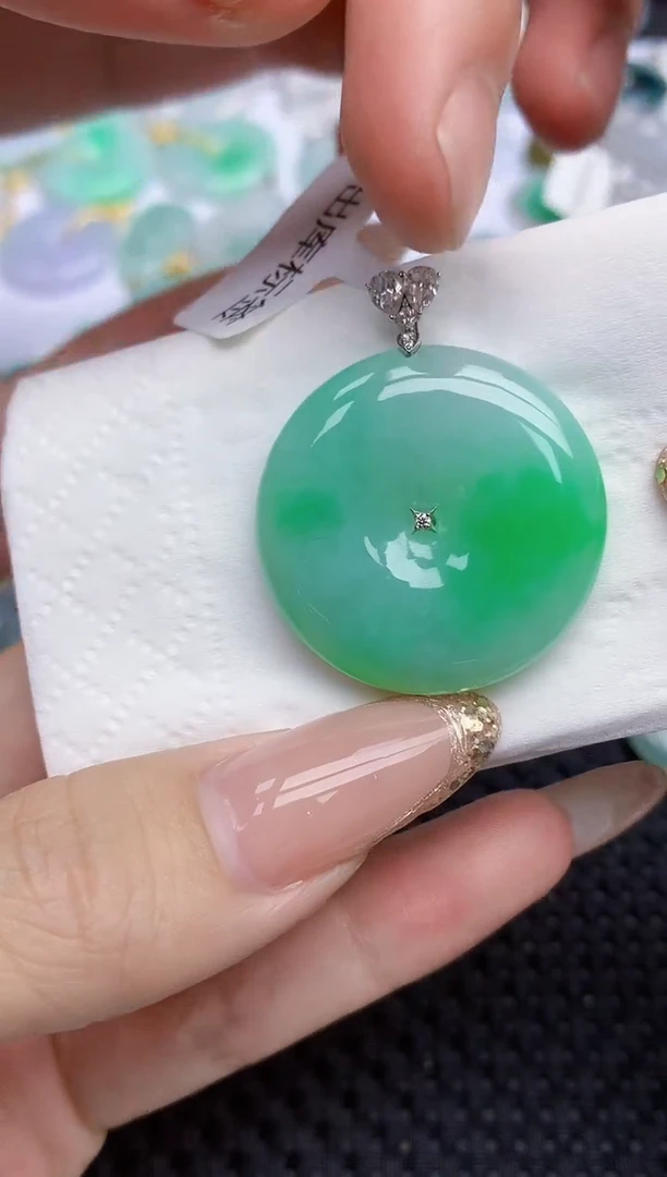 颈饰18K金镶嵌翡翠430   天然翡翠A货  百元以上9米证书费自理