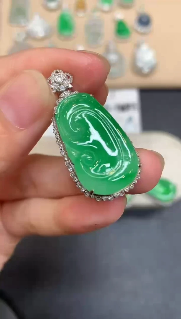 颈饰18K金镶嵌翡翠如意【无服务费