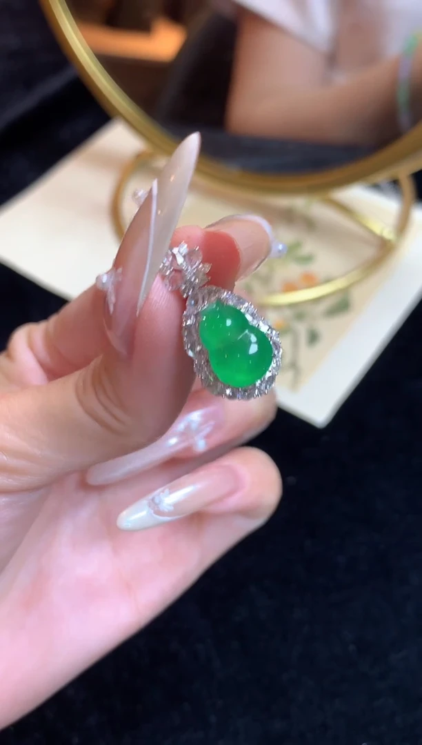 翡翠18K金镶嵌颈饰翡翠葫芦