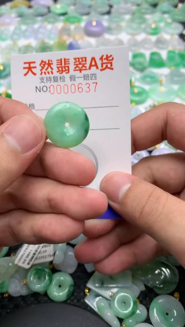 翡翠18K金镶嵌颈饰1111111111