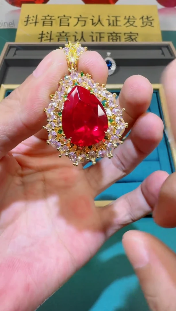 18K金镶嵌颈饰红宝石红