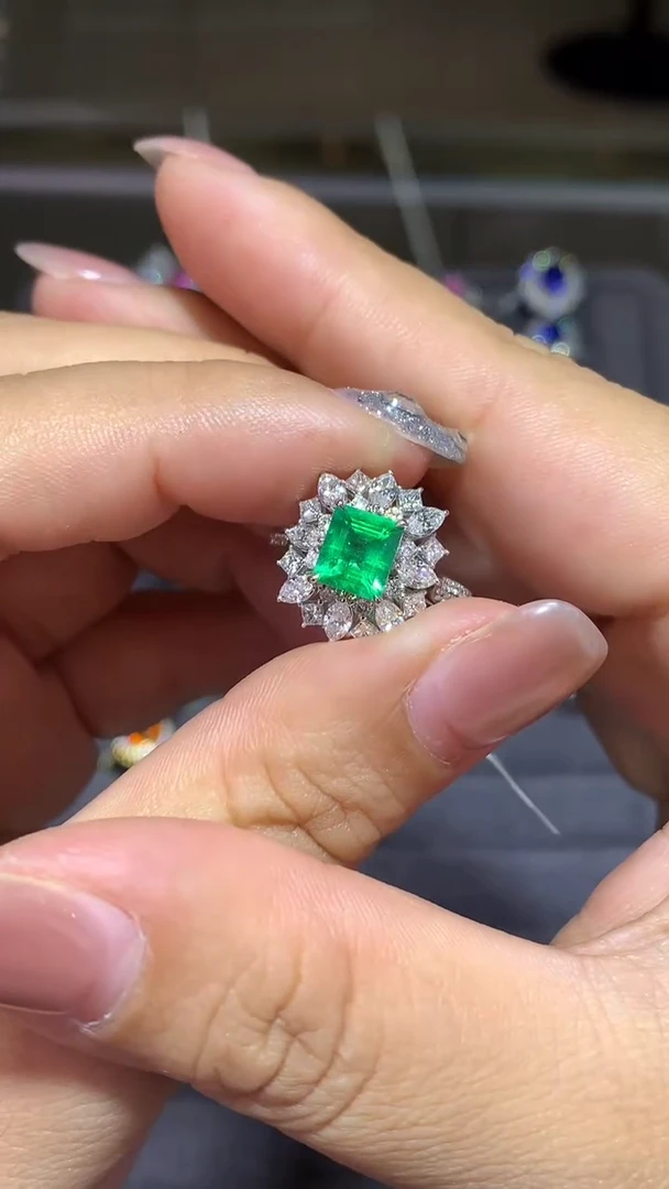 18K金镶嵌戒指祖母绿1.06CT