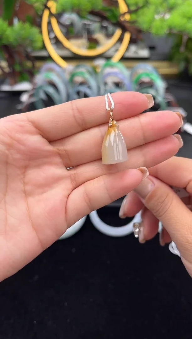 颈饰18K金镶嵌翡翠吊坠