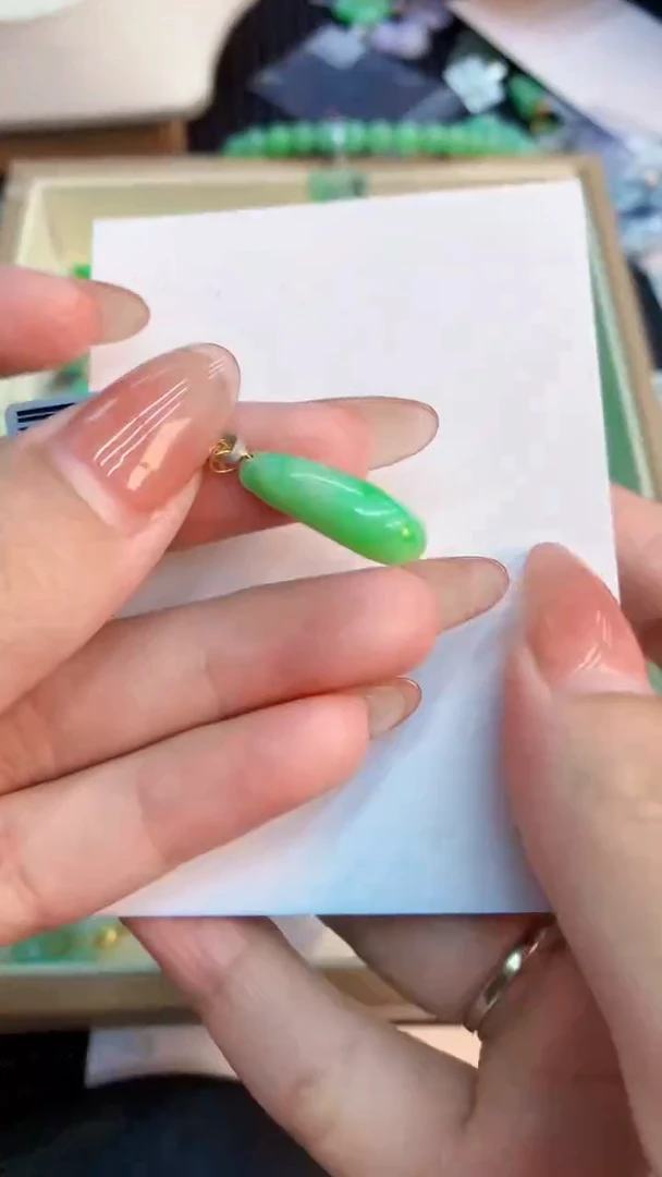 翡翠18K金镶嵌颈饰           1