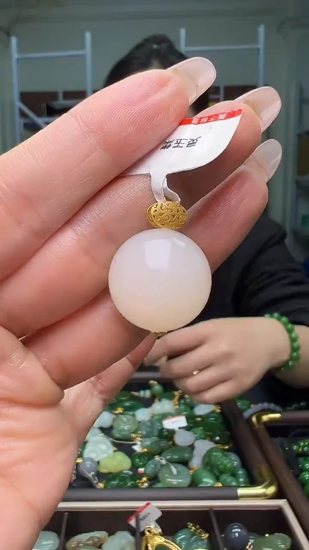 颈饰18K金镶嵌和田玉（多样性发货.发其一）11.21.126
