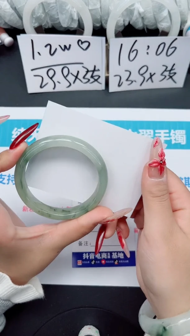 【闪购商品】石英质玉手镯未镶嵌b82